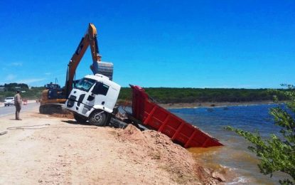 Se cayó un camión del terraplén en el Bajo Giuliani