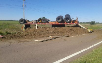 Ruta 188: volcó el acoplado de un camión en cercanías de Quetrequén