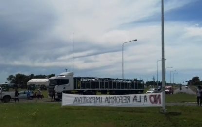 Concentración en la rotonda de rutas nacionales 35 y 188 contra el ajuste