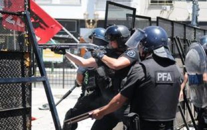 En medio de una brutal represión y escándalo, levantaron la sesión en Diputados