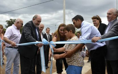 El gobernador Verna entregó viviendas en Adolfo Van Praet