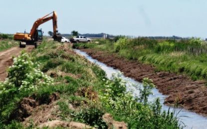 Avanza canal de desagüe entre Banderaló y Van Praet