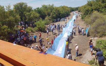 El reclamo por el Atuel desplegó una bandera argentina en el cauce seco