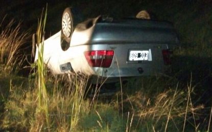 Volcó un automóvil en un camino vecinal de Alta Italia
