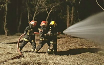 Hablamos con Héctor Delutier: Bomberos de Realicó trabajan para sofocar incendio de la vivienda de un campo