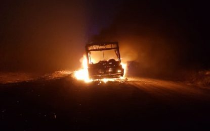 Sur de Córdoba: se incendió un micro que llevaba docentes de Mackenna a Washington