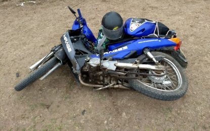 En cercanías de Quetrequén: intentó esquivar un pozo y terminó despistando con su moto