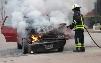 Accidente en el centro de Huinca Renancó: un auto conducido por un realiquense se incendió producto de un choque