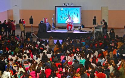 El músico Hugo Figueras presentó “Un vagón de canciones” ante un impresionante marco de niños y grandes