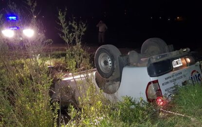 Una camioneta volcó en un canal de desagüe de Realicó