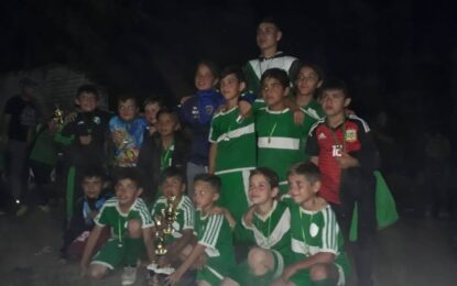 Los chicos de la categoría 2010 de fútbol de Ferro de Realicó, campeones