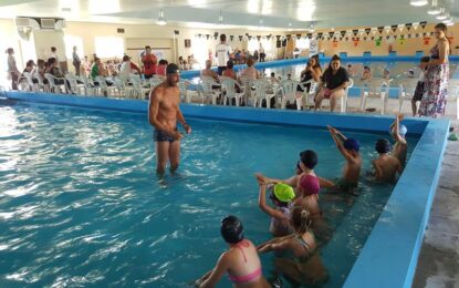 El gran nadador argentino José Meolans pasó por Realicó, donde dictó una clínica para niños y jóvenes