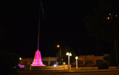 El mástil de Realicó, iluminado de violeta adhiriendo a la eliminación de la violencia de género