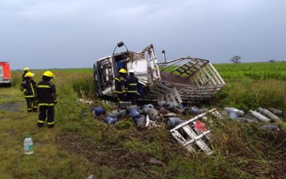 Vuelco de un camión que trasladaba garrafas en el sur de Córdoba
