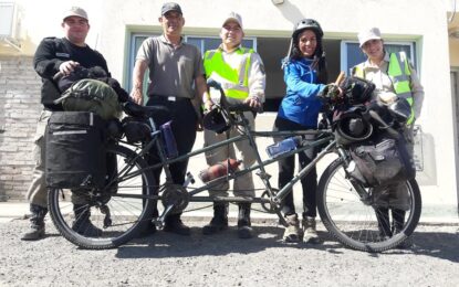 Jóvenes venezolanos recorren latinoamérica en una bici doble: pasaron por Realicó, agradecieron el corazón de su gente y el afectuoso recibimiento policial
