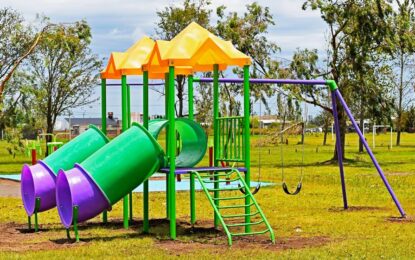 Instalan nuevo juego en el polideportivo municipal