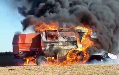 Mirá el incendio de una máquina agrícola ocurrido esta tarde en un campo cercano a Van Praet