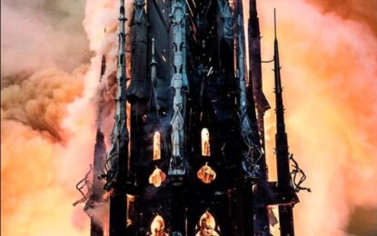 Se incendia la catedral Notre Dame en París: mirá el impresionante video del derrumbe de la aguja de la torre principal