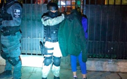 Le dieron prisión domiciliaria para cuidar a sus hijos y fue sorprendida con más de 500 dosis de droga