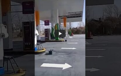 REALICO: EL VIENTO ARRANCO PARTE DEL CIELORRASO DE LA PLAYA DE LA ESTACION DE SERVICIO «VOY»