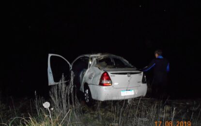 UN AUTOMOVIL SE DESPISTO EN LA RUTA 188 Y TERMINO EN EL AGUA