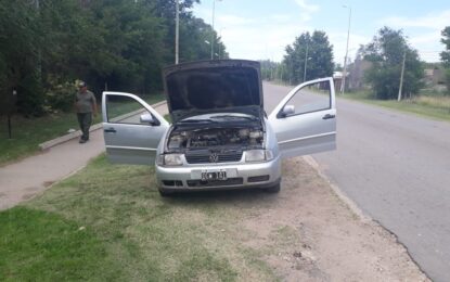 Principio de incendio en un automóvil en el ingreso a Realicó