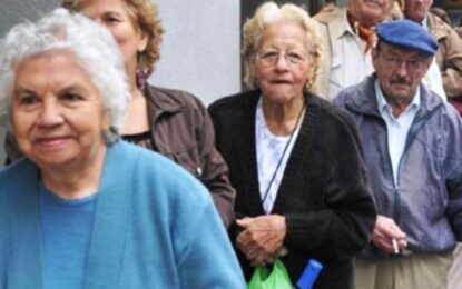 El Centro de Jubilados y Pensionados realiquense entrega bolsa con mercaderías