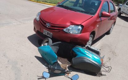 Choque de un auto y una moto en el mediodía realiquense