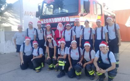 Hermoso gesto de Bomberos Voluntarios de Realicó: Papá Noel regaló golosinas a niños y niñas