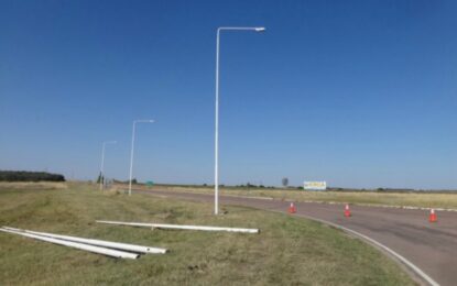 Obras Públicas continúa dotando de iluminación a varios cruces de rutas provinciales