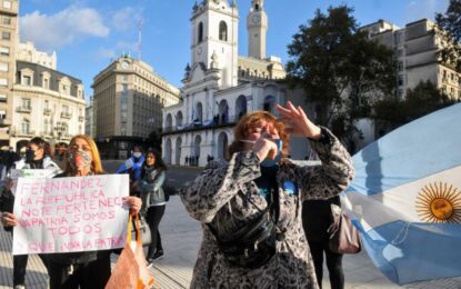 Un pequeño grupo de personas fue a protestar contra la cuarentena: La marcha de los irresponsables en Plaza de Mayo