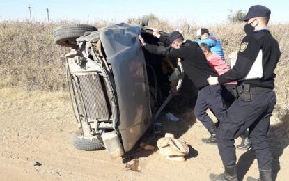 Volcó un automóvil en un camino vecinal entre Hilario Lagos y Van Praet