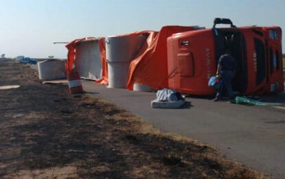 VOLCÓ UN CAMIÓN CARGADO CON BOBINAS DE PAPEL CERCA DE MACKENNA