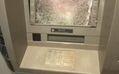 SUR DE CÓRDOBA: NO ANDABA EL CAJERO AUTOMÁTICO Y LO DESTROZÓ CON UNA MAZA