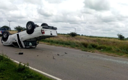 UNA CAMIONETA VOLCÓ ENTRE HUINCA Y VILLA HUIDOBRO Y QUEDÓ DADA VUELTA SOBRE LA RUTA