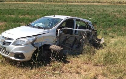 Un camión vaquero chocó con un auto en la ruta nacional 35