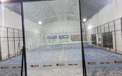 Indignación por la rotura de uno de los costosos vidrios de una cancha de pádel del predio de Sportivo Realicó