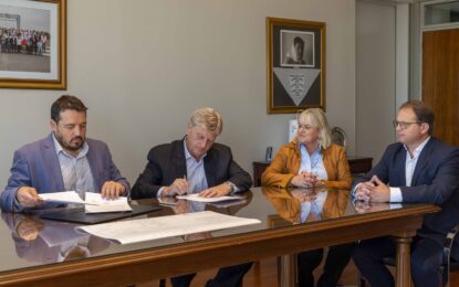 Ziliotto encabezó la firma de contrato para 50 cuadras de asfalto en Realicó