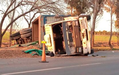 Sur de Córdoba: camionero de La Pampa volcó cerca de G. Cabrera