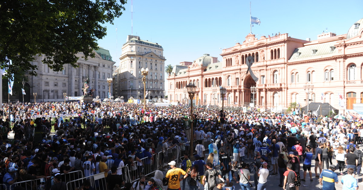 la-irrupcion-barrabrava,-el-pedido-de-cristina-kirchner-y-los-cinco-minutos-de-panico:-el-dia-que-el-velorio-de-maradona-puso-en-jaque-a-la-casa-rosada