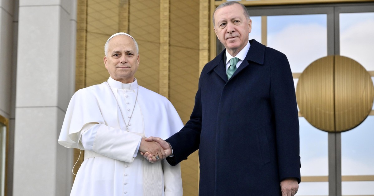 el-papa-llego-a-ankara-en-su-primer-viaje-internacional:-homenaje-a-ataturk-y-encuentro-con-erdogan