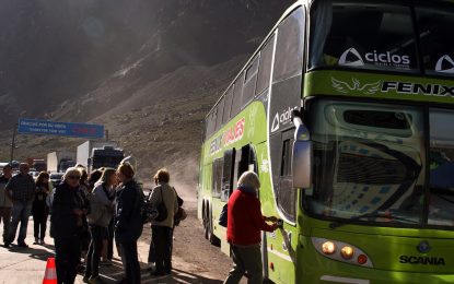 Un viaje de terror: asaltaron a un tour de compras argentino en Chile, les robaron hasta los documentos y ahora están varados