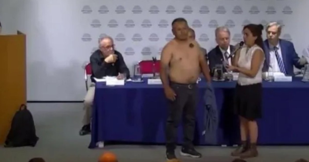 insolita-exposicion-antivacunas-en-el-congreso:-un-hombre-en-cuero-pretendio-ser-prueba-de-consecuencias-magneticas