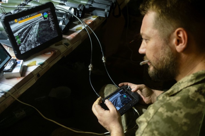 Un militar ucraniano controla remotamente un dron 
