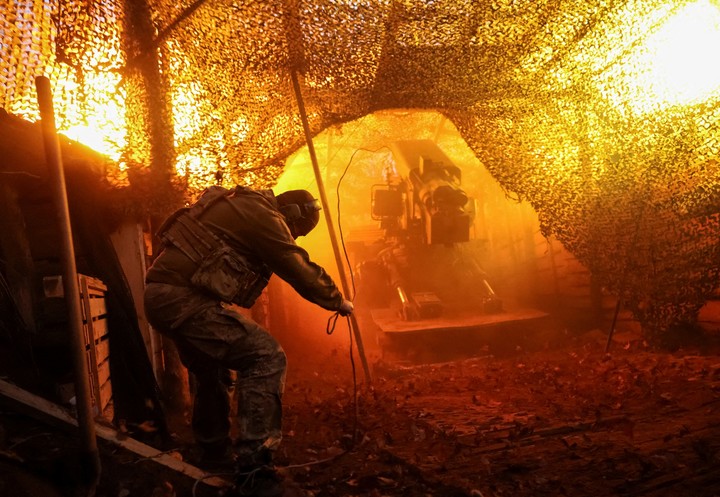 Un militar ucraniano dispara un obús autopropulsado Bohdana hacia las tropas rusas desde una posición en la línea del frente, en medio del ataque ruso a Ucrania. Foto Reuters