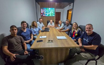 El «Barba» volvió a la Casa Plural: sugestiva reaparición de Carlos Verna