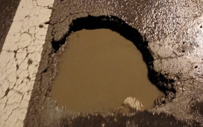 Deterioro en la Ruta 35: Múltiples vehículos afectados por enormes baches en el cruce de Coronel Moldes