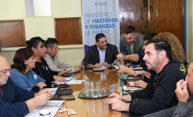 Paritarias estatales en La Pampa: El Gobierno presentó una oferta salarial y se pasó a un cuarto intermedio hasta este miércoles