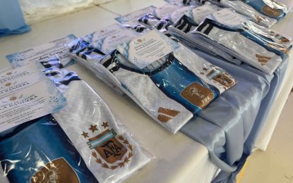 La emocionante sorpresa para los alumnos de Realicó que recibieron la camiseta de Messi tras prometer la Bandera
