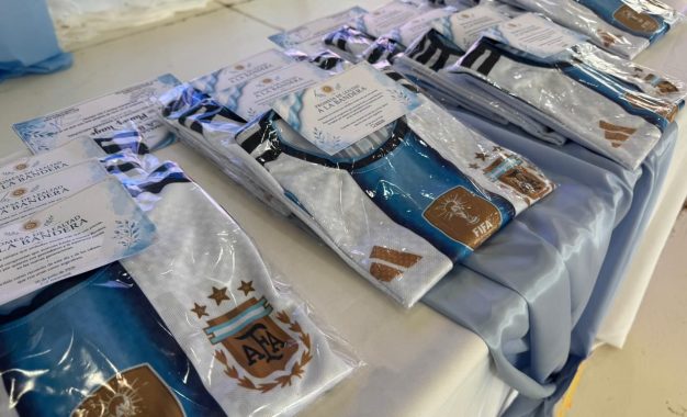 La emocionante sorpresa para los alumnos de Realicó que recibieron la camiseta de Messi tras prometer la Bandera